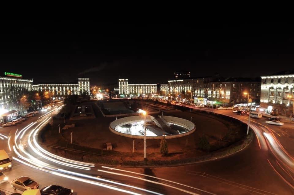 Квартира около станции метро с балконами Ереван Екстериор снимка