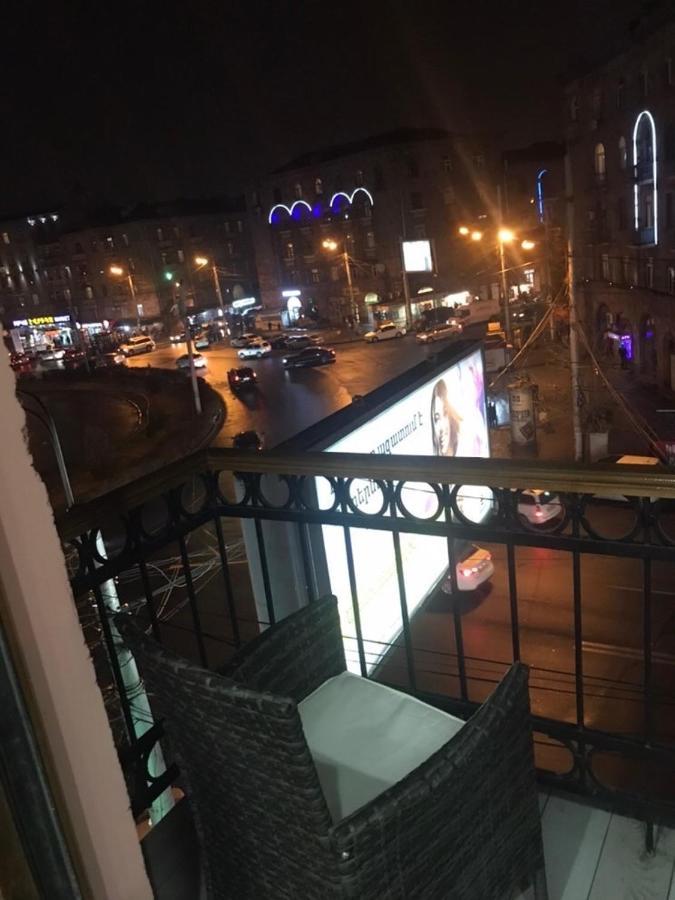 Квартира около станции метро с балконами Ереван Екстериор снимка